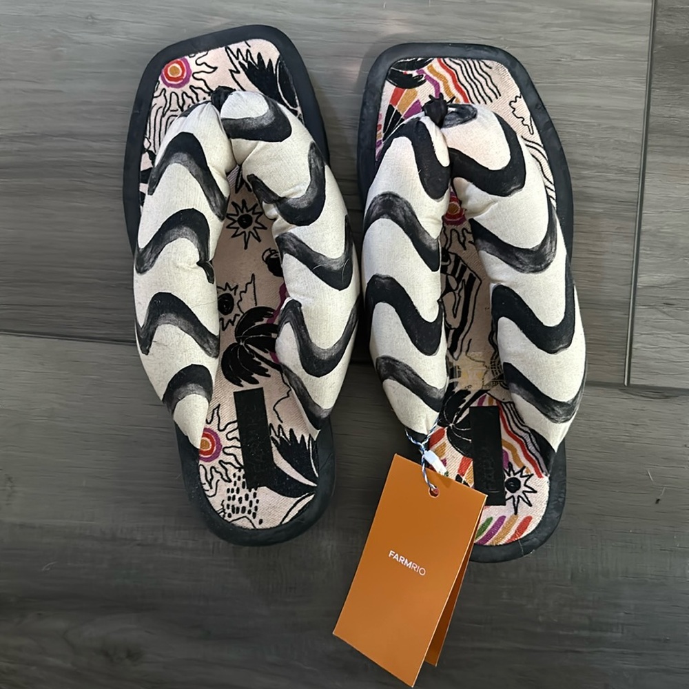 Farm Rio flip flop puffy sandals NWT no box